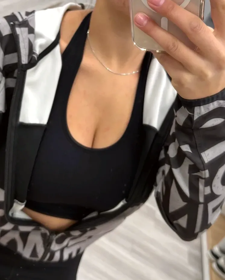 Amina, 19